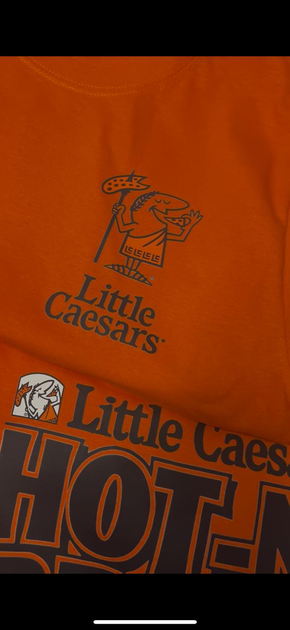 Playera naranja de Little Caesars