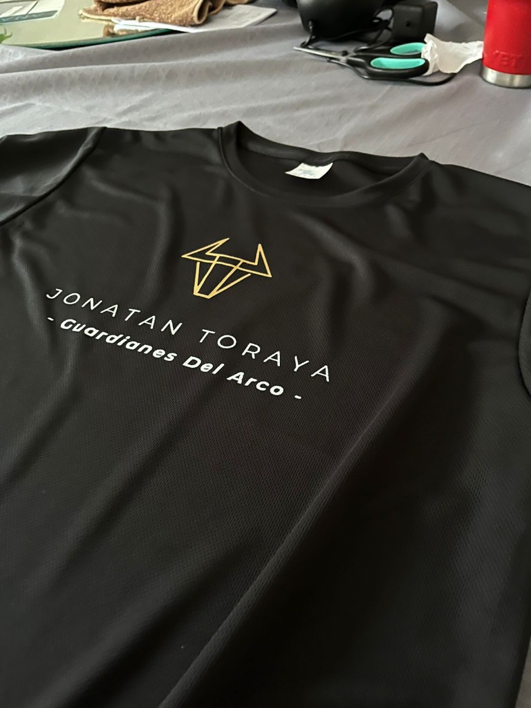 Playera deportiva negra con estampado dorado Jonatan Toraya - Guardianes Del Arco