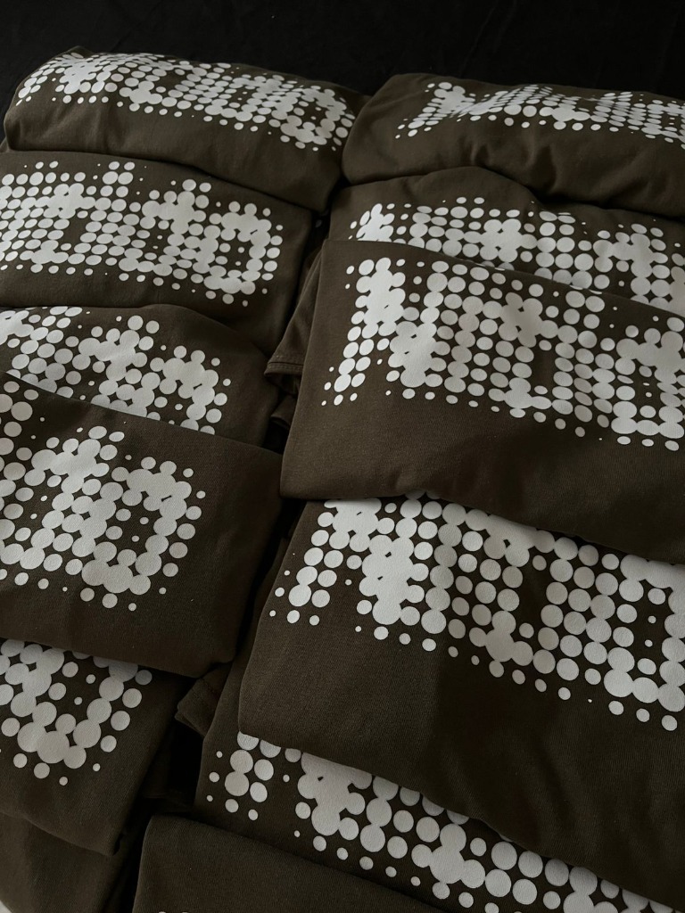 Lote de playeras cafés con estampado de puntos blancos