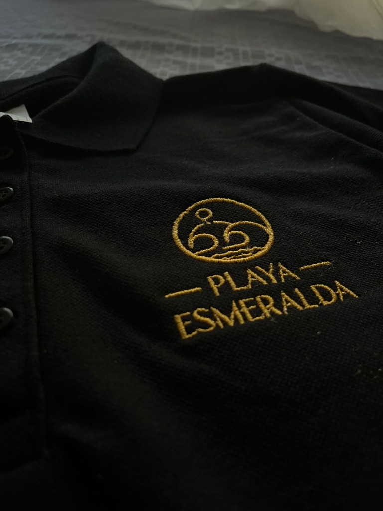 Polo negra con bordado dorado de Playa Esmeralda